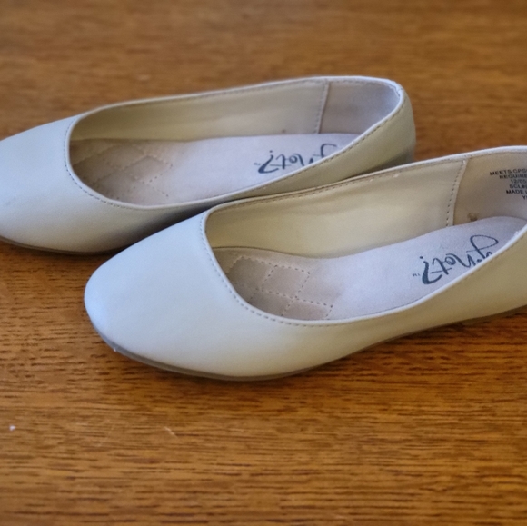 Beige youth size 11 flats - Picture 5 of 5
